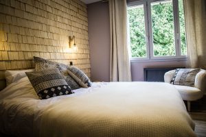 Chambre avec tavaillons du chalet bois Jura
