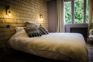 Chalet bois Jura, chambre avec tavaillons